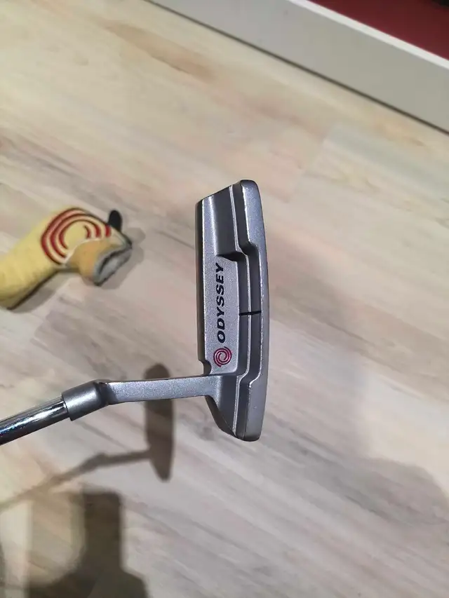 Odyssey crimson putter