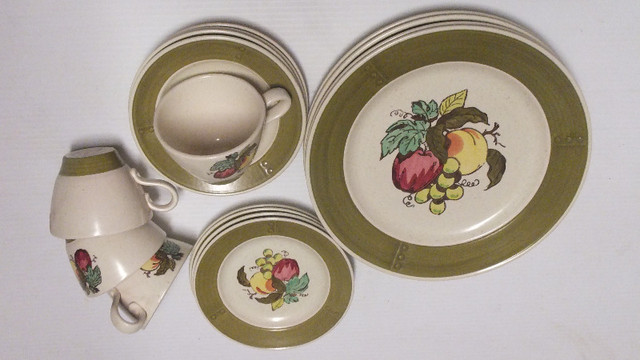 COMPLETE SET4  BREAKFAST / DINNER DISHES   POTTERY  METLOX USA in Kitchen & Dining Wares in London