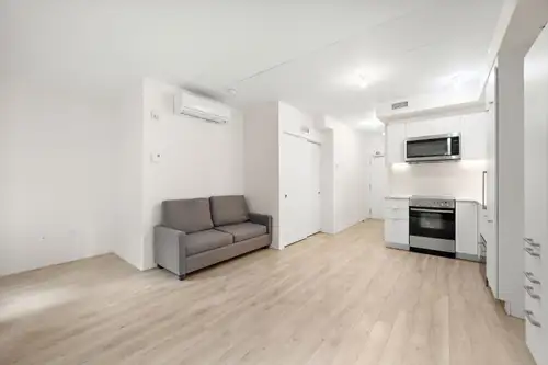 LARGE Loft studio - 2.5 Downtown on Crescent St | Steps from Lucien-L'Allier Metro and all services:...