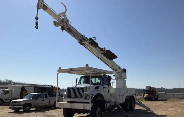 2013 International Altec D3060-BT Digger Derrick in Other in Moose Jaw - Image 5
