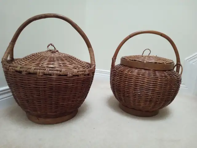 2 rattan round shape baskets with lids and handles in Other in Ottawa - Image 2