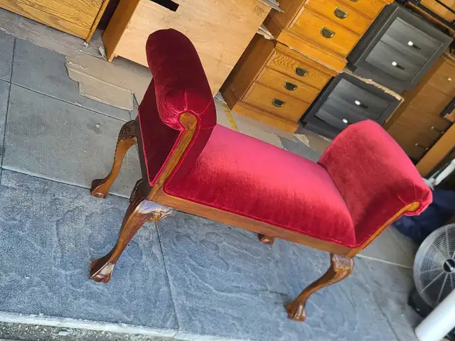 Vintage Victorian Red Velvet Upholstered Bench / Window Seat in Chairs & Recliners in Delta/Surrey/Langley - Image 6