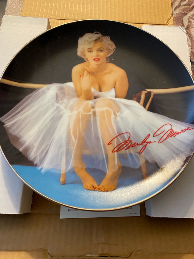 Marilyn Monroe collectors plates in Arts & Collectibles in Swift Current - Image 2