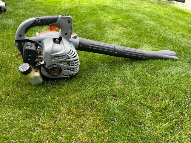Souffleur et fouet à gazon in Lawnmowers & Leaf Blowers in Longueuil / South Shore - Image 2