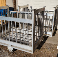 2 WAREHOUSE PALLETS ON WHEELS WITH REMOVABLE GATE 