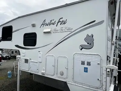 Short box edition. Dinette slide out. Generator low hrs. 4 season camper. Outdoor shower. wet bath....