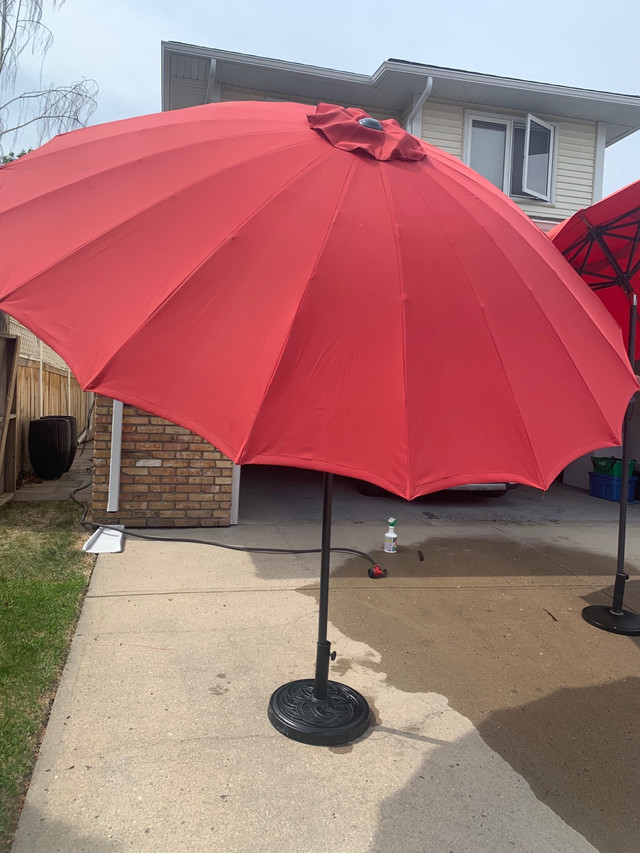 Outdoor umbrella that tilts with heavy metal base Patio & Garden