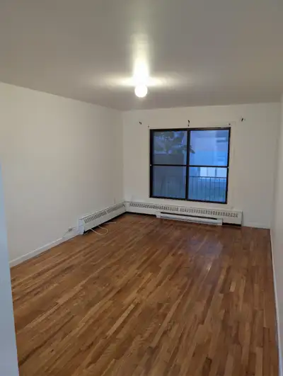 Spacious, freshly renovated and painted 3½ available immediately – $1,000/month Spacious 3½ apartmen...