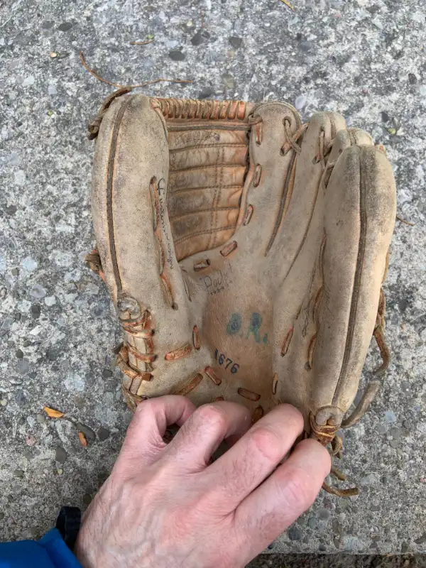 Vintage baseball glove - circa 1970 in Baseball & Softball in City of Toronto - Image 4