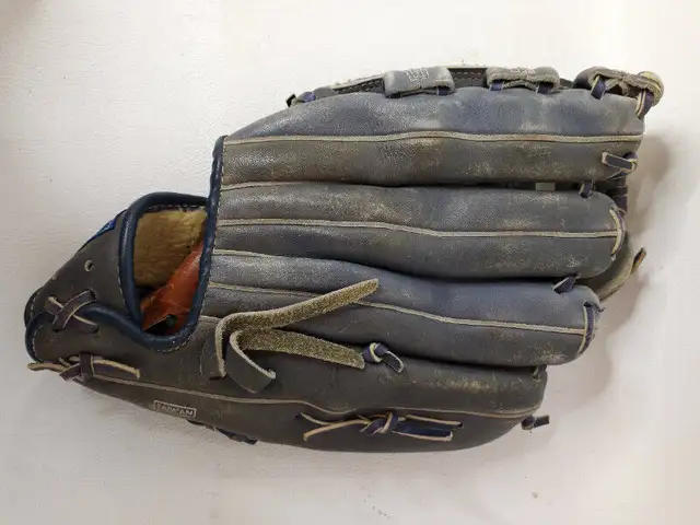 Vintage Blue Spalding Frank Viola Cy Young Baseball Glove in Arts & Collectibles in Kitchener / Waterloo - Image 6