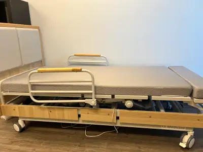 automatically rotating bed to help patient move from bed to another location