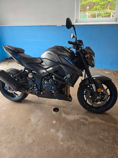 Selling my Suzuki GSX750SA, only 5000 kilometers on the clock! This motorcycle is in showroom condit...