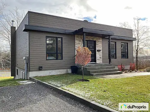 Magnifique maison plein pied à louer située a 5 min du Mont Sainte-Anne. Ideal pour amateur de plein...