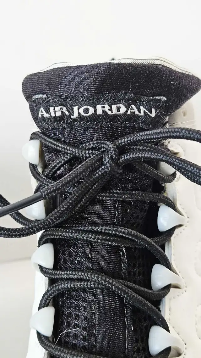 Air Jordan 9 Barons  Youth Sneakers Size 9.5 in Men's Shoes in City of Montréal - Image 7