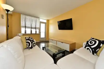 We are renting an open space in a beautifull condo at York Mills & Victoria Park. It includes a sing...