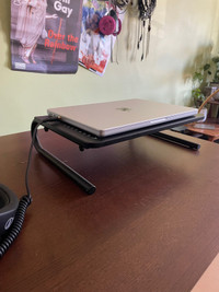 computer stand / support d’ordinateur 