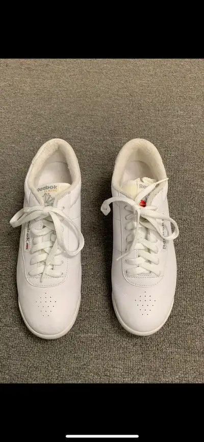 BRAND NEW! REEBOK LEATHER RUNNING SHOES-NEVER WORN! SIZE 9, View more