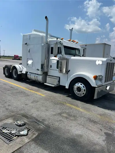 2005 Peterbilt 379. CAT 15 475hp bottom and top setup kit done. After rebuilt 850k. Manual 18 speed...