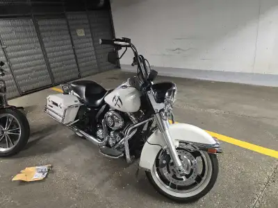 Selling my 2011 Road King Police. Just had about 15k worth of work done this year at Barnes South Ed...