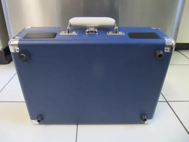 Classic Crosley Blue Stereo Suitcase Turntable Ex Condition!! in Arts & Collectibles in Mississauga / Peel Region - Image 11