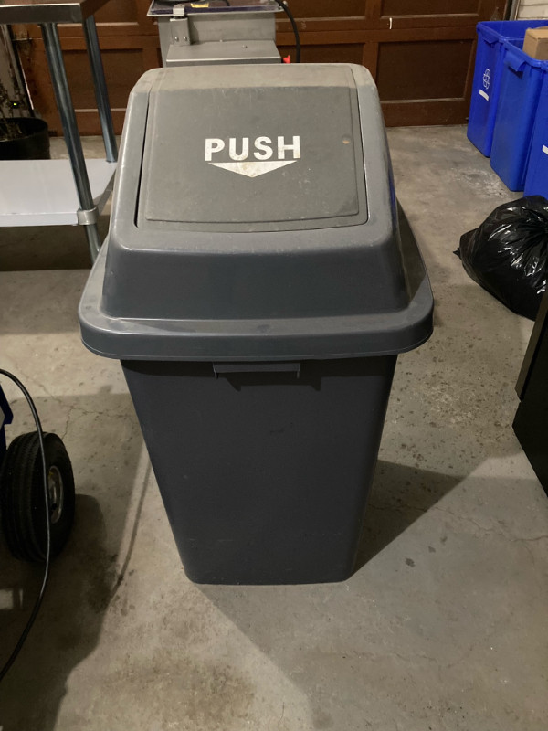 BIG GREY PLASTIC GARBAGE BIN WITH FLIPPING LID 60L in Industrial Kitchen Supplies in City of Toronto