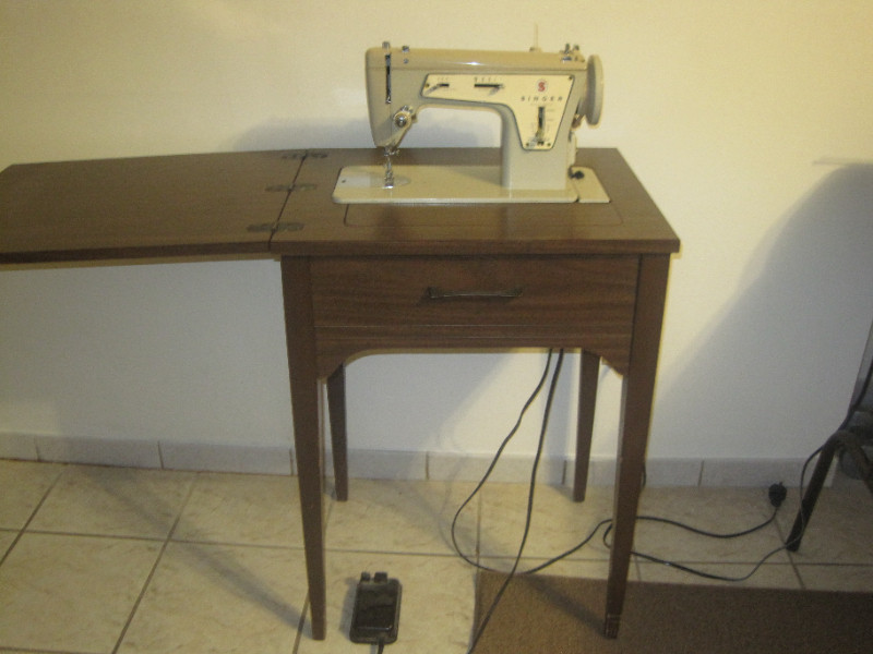 Vintage SINGER SEWING MACHINE Model 237 Arts & Collectibles