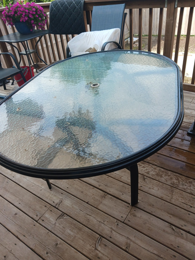 PATIO TABLE - STRONG AND STURDY in Patio & Garden Furniture in Guelph - Image 2