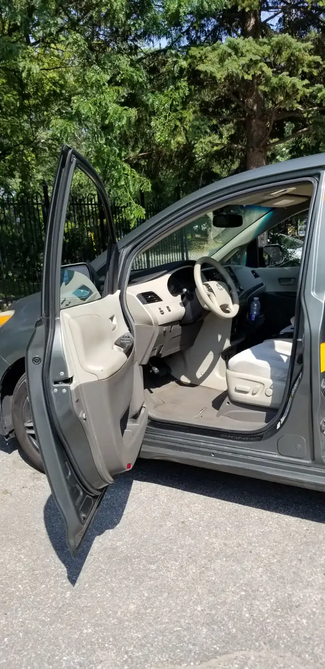 toyota sienna 2011 in Cars & Trucks in City of Montréal - Image 5
