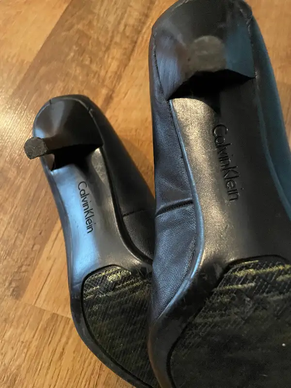 Black Calvin Klein heels/pumps - size 10M in Women's - Shoes in Oshawa / Durham Region - Image 5