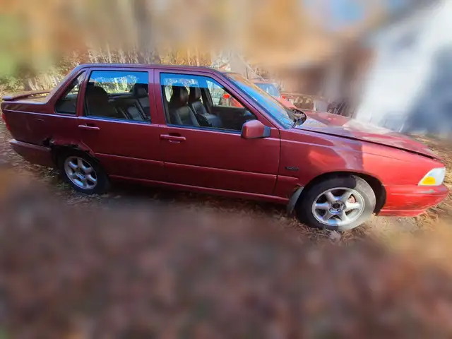 Volvo S70 T5 Manual 1998 - For Parts in Cars & Trucks in Ottawa - Image 2