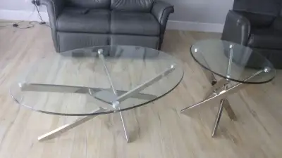 Ensemble de tables de salon en verre. 1 table basse ovale 48" largeur X 30" prof. X 18" de hauteur 1...