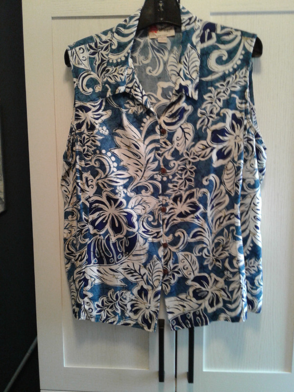 Ladies Hawaiian shirt  size L/XL in Women's - Tops & Outerwear in St. Catharines