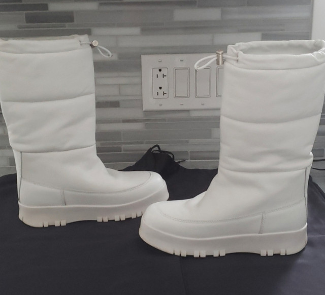 Authentic Prada winter boots dans Femmes - Chaussures  à Laval/Rive Nord - Image 4
