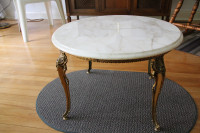 Table basse ronde dessus en marbre, 4 pieds en laitons