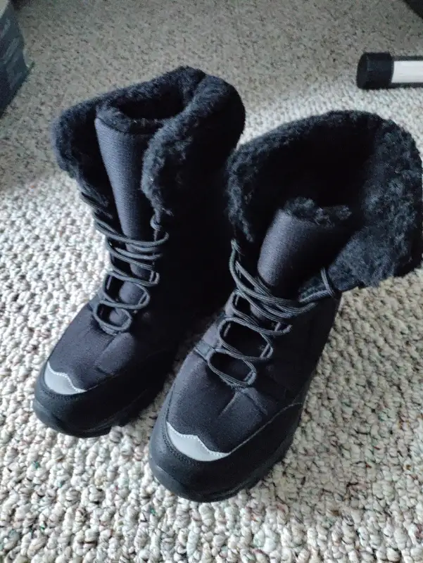 New light weight Women's winter boots for sale. in Women's - Shoes in Calgary - Image 2