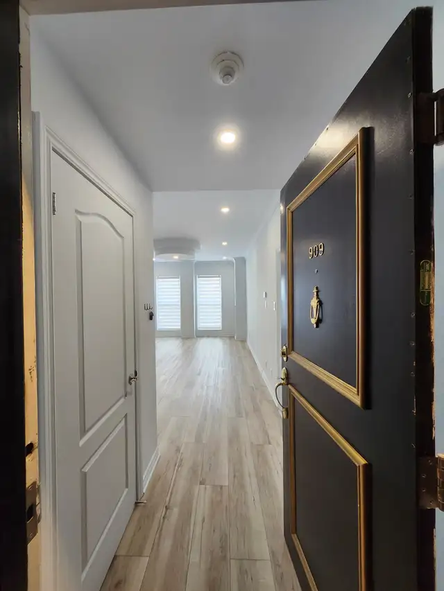 Rent Chateau Royale Hamilton 1 Bedroom Apartment | AC | GYM