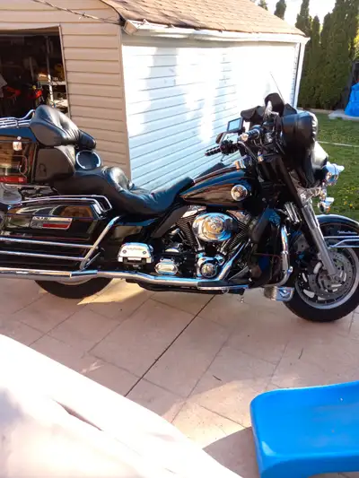 2002 ultra classic true duals vance and hines pipes lots of added chrome gps cover fuel pack bike is...