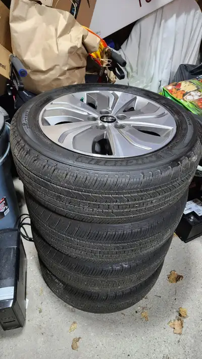 Almost new ( less than 700km ) Michelin Primacy MXV4 tires on 2015 Sonata Hybrid OEM rims. The wheel...