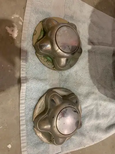 Hub Cap off a 98 Ford F150 only have two $15 each or both for $25