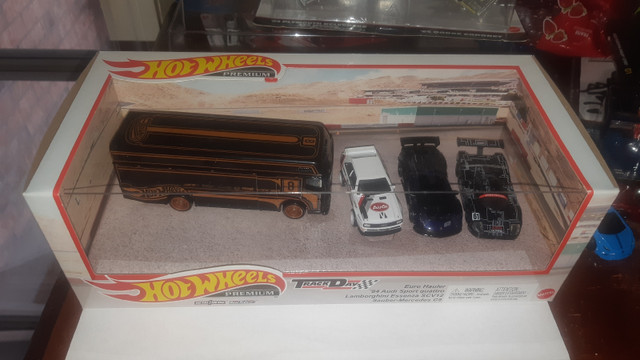 Hot Wheels Premium Track Day Diorama 2023 NIB in Toys & Games in Guelph - Image 2