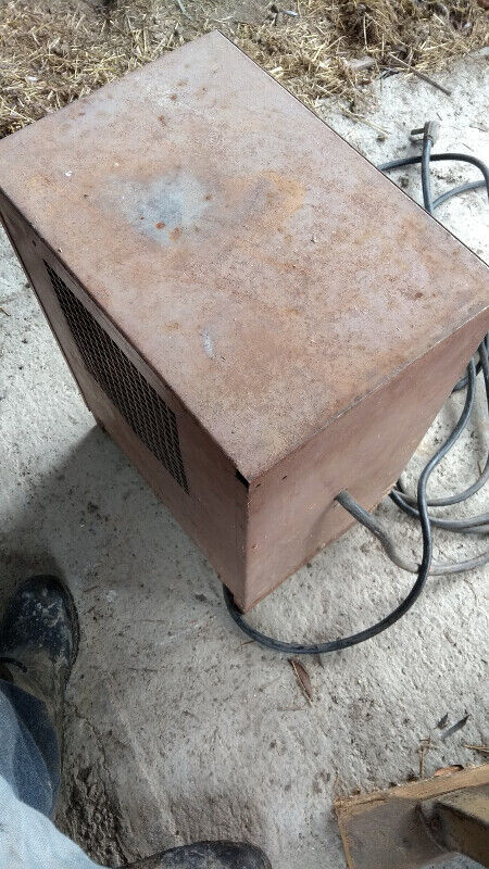 Old Welder,comes with cables. 100$ in Power Tools in Vernon - Image 3