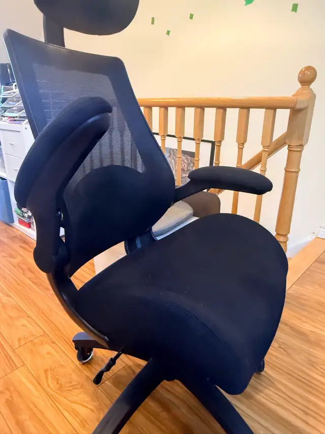 Solid Ergonomic Office Chair in Chairs & Recliners in Markham / York Region - Image 4