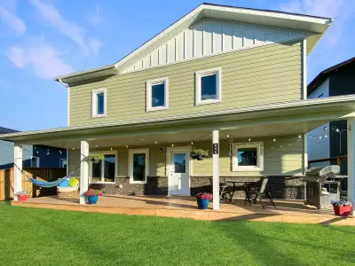 Now offered privately to save you realtor fees! With huge windows and 9-foot ceilings, this executiv...