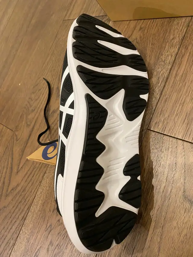 Asics black and white running shoes in Men's Shoes in Markham / York Region - Image 4