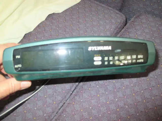 Sylvania Alarm Clock Radio in Arts & Collectibles in Oshawa / Durham Region - Image 3