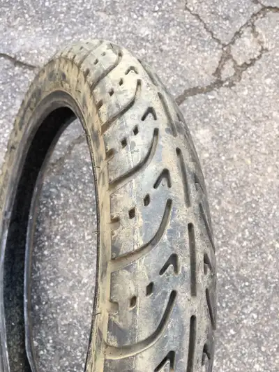 Pneu Usager! Avant pour moto GRANDEUR 90\90-16 en bonne condition reste ENCORE entre 80% 90% de bon...