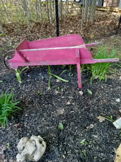 Vintage wheelbarrow in absolutely amazing condition. Extremely difficult to find with the original w...