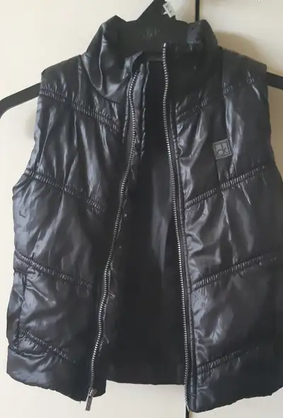 100% Polyester Excellent condition Lightweight black puffer vest Boys T3 size Full zip 2 side pocket...