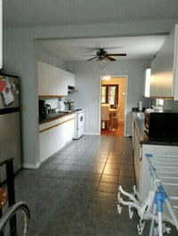U OF W 5 MINUTE WALK. GORGEOUS 3 BEDROOM APARTMENT ΟΝ CAMPBELL