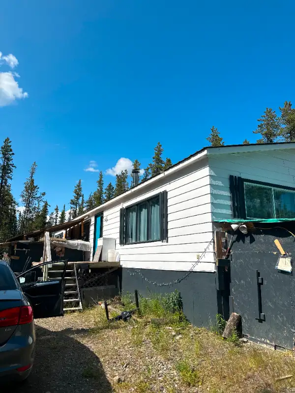 Lakefront 1.5 Acres with 3 Bedroom home in Houses for Sale in Whitehorse - Image 3